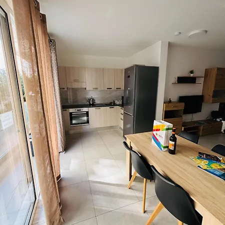 Apartman Charming 2 Bedroom Near Psci2-1